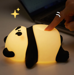 bébé-veilleuse-panda-couché-moelleux