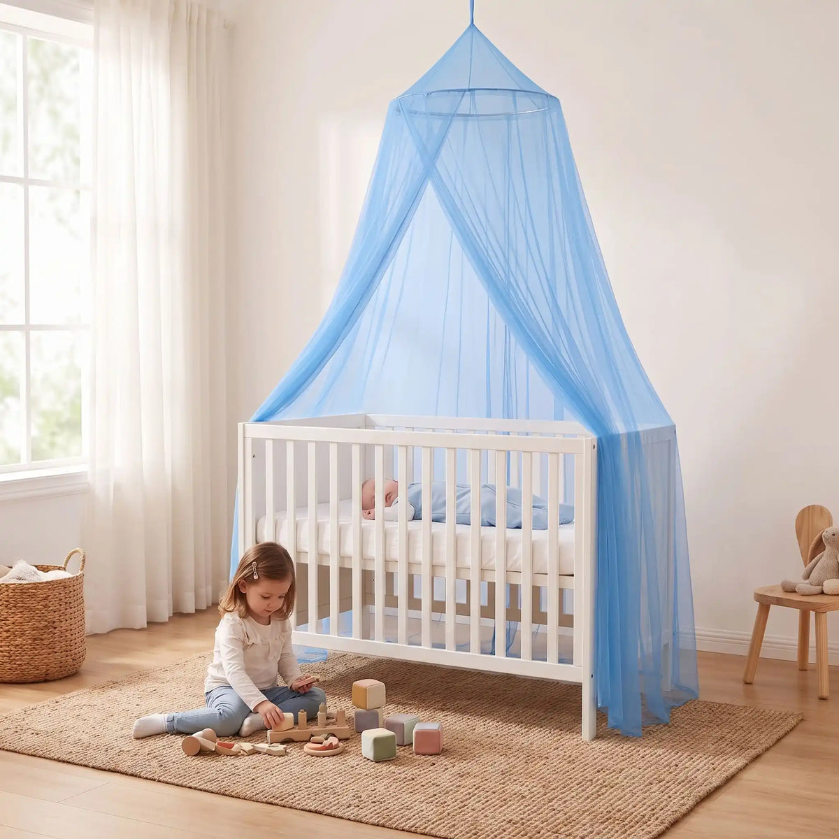 un ciel de lit bleu ciel qui sert de protection et même temps que d'être une protection