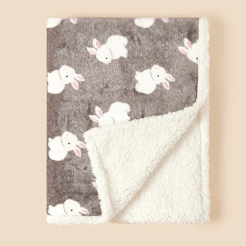 une couette bébé noir avec des lapin qui est hypo-allergène