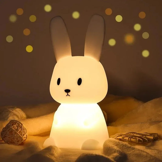 Veilleuse bébé lapin assis avec une lumière chaleureuse