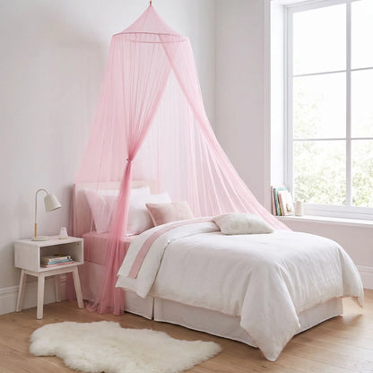 un ciel de lit rose pale qui sert autant de décoration qui aide contre les nuisibles