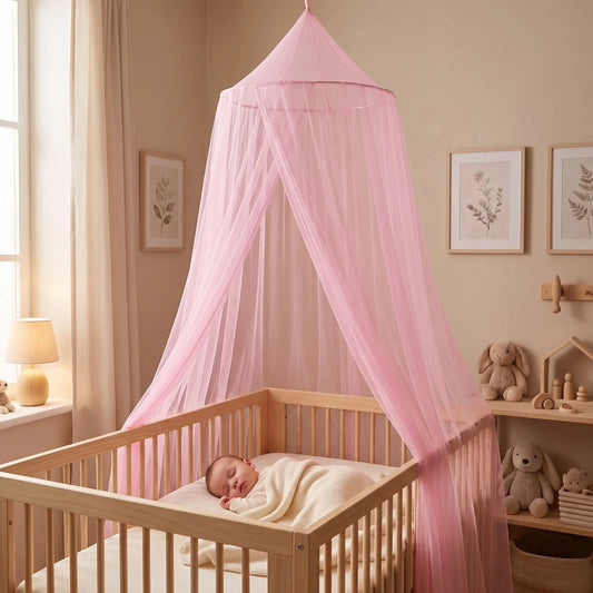 un ciel de lit rose pale qui crée un cocon de sécurité autour du bébé endormi