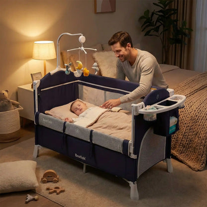 bébé qui dort en sécurité dans son berceau cododo bleu marin