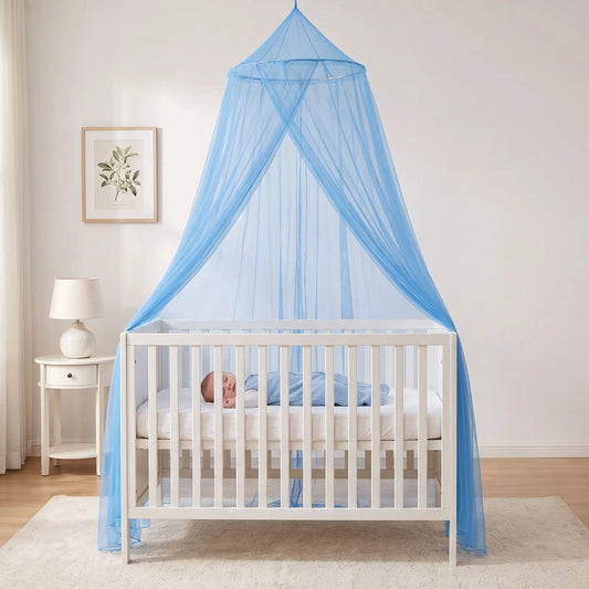 un ciel de lit bleu ciel qui protège bébé contre les nuisibles