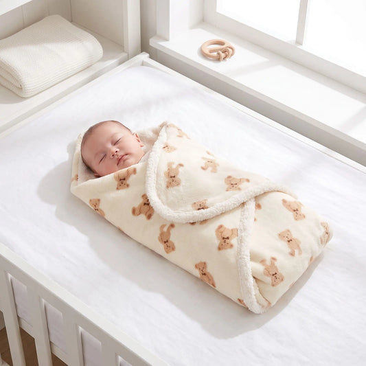 une couette bébé beige avec des oursons qui réconforte le petit