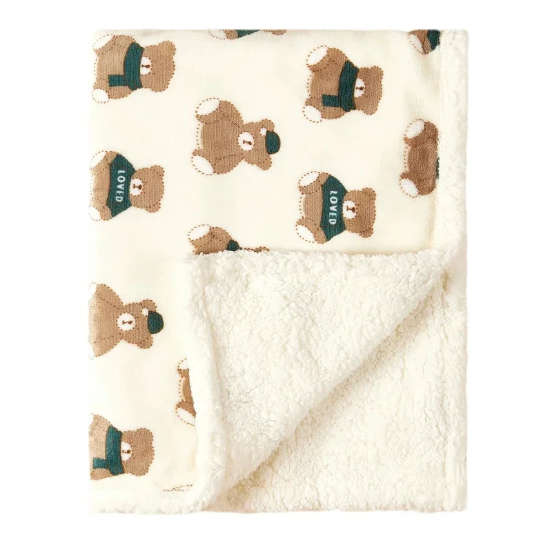 une couette de bébé blanche avec des oursons qui est sécuritaire pour le bébé