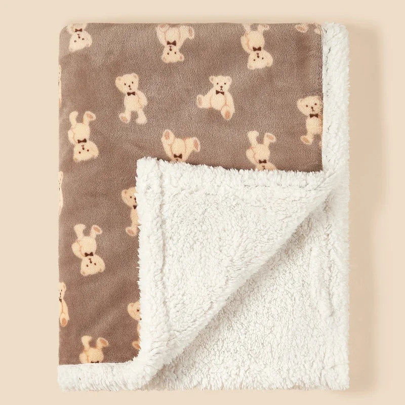une couette bébé brune avec des ourson qui est ultra douillet