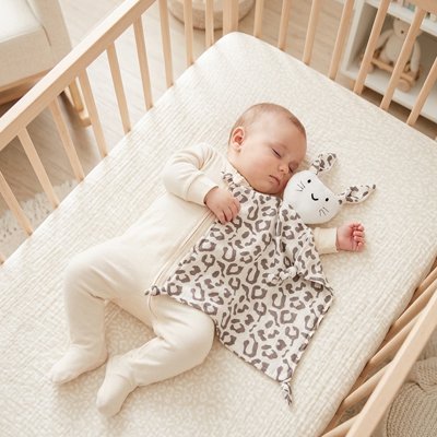 Doudou bebe léopard aide bébé avec sa douceur pour  dodo