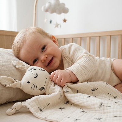 Doudou lapin brindille avec bébé heureux et collé