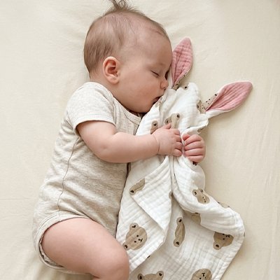 Doudou tête ourson réconforte bébé durant la sieste