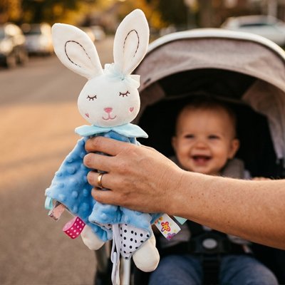 Lapin doudou bleu fait rire bébé