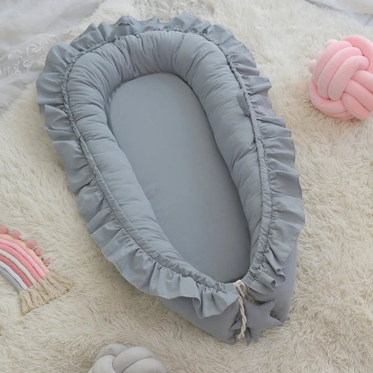 réducteur-de-lit-bébé-bleu-confortable-sécuritaire