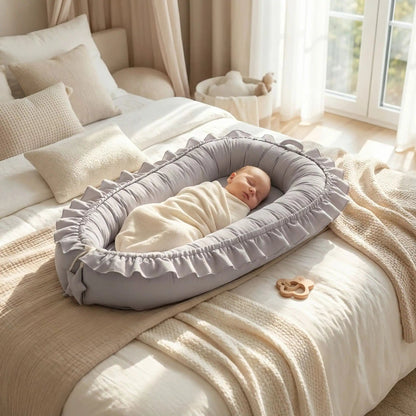 réducteur-de-lit-bébé-gris-confortable-apaisant