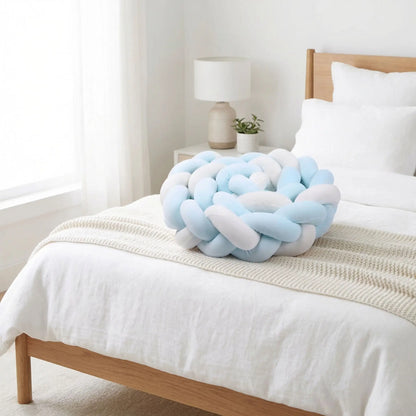 tour-de-lit-tressé-bleu-pale-blanc-design-tressé