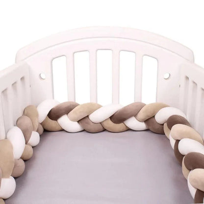 tour-de-lit-tressé-brun-beige-blanc-sécuritaire-confortable