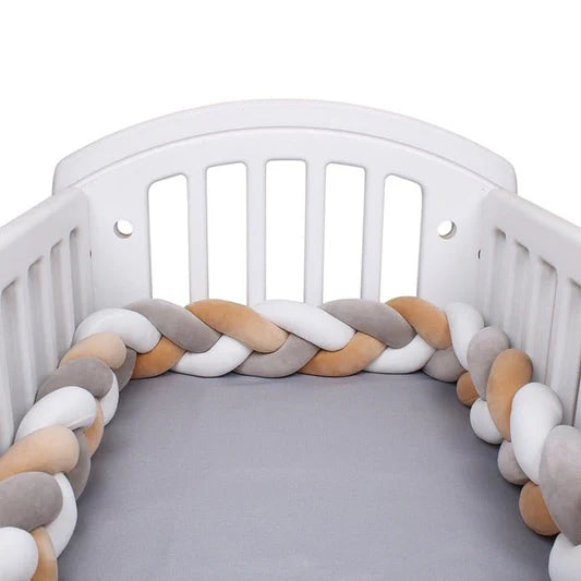 tresse-de-lit-bébé-marron-gris-blanc-confortable-douillet