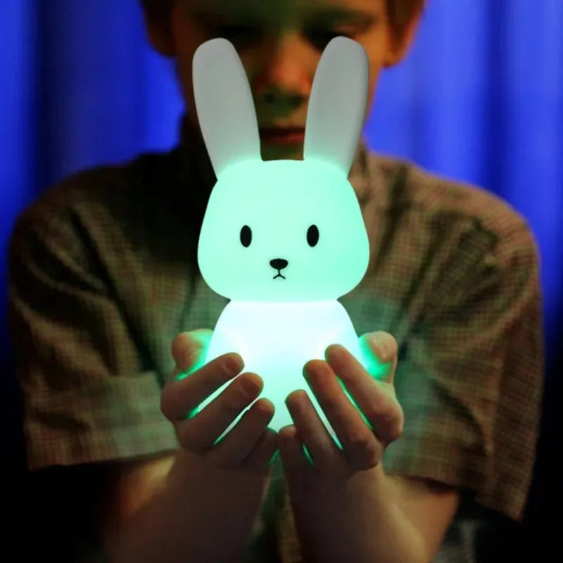 veilleuse-pour-bébé-lapin-assis-compagnon-rassurant