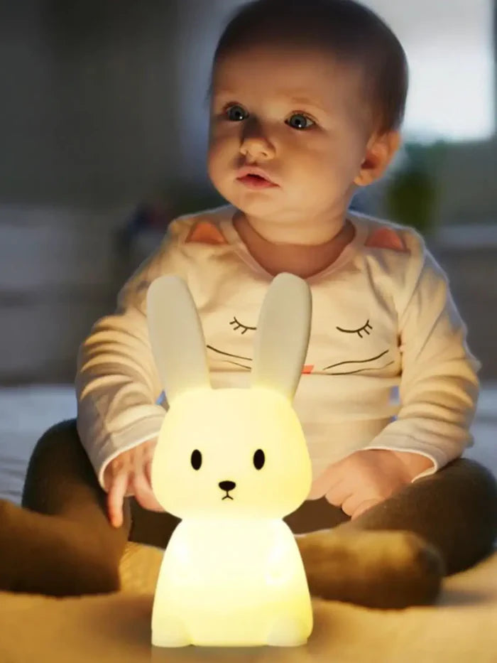 veilleuse-pour-bébé-lapin-assis-doux-réconfortant